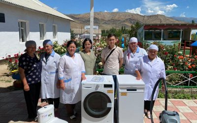 «Альянс Алтын” өнүктүрүү фонду Талас районунун Чат-Базар айылындагы А.Эшалиева атындагы бала бакчанын суранычын аткарды. Бакчага наркы 162 миң сомду түзгөн жаңы үлгүдөгү кир жуучу машина, чаң соргуч, 3 унитаз жана идиш жуучу машина тапшырылды.